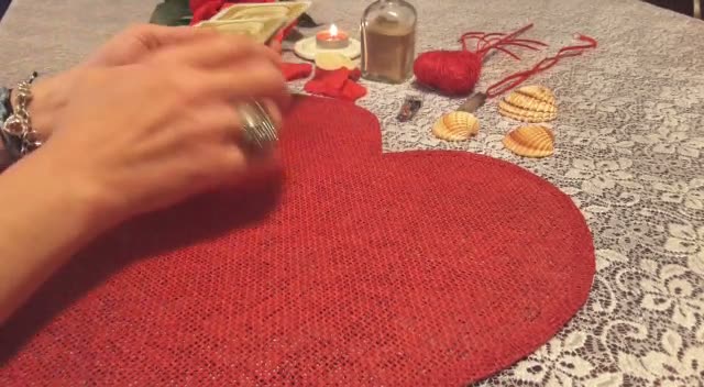 Primeras cartas de una tirada, junto a una rosa y una vela